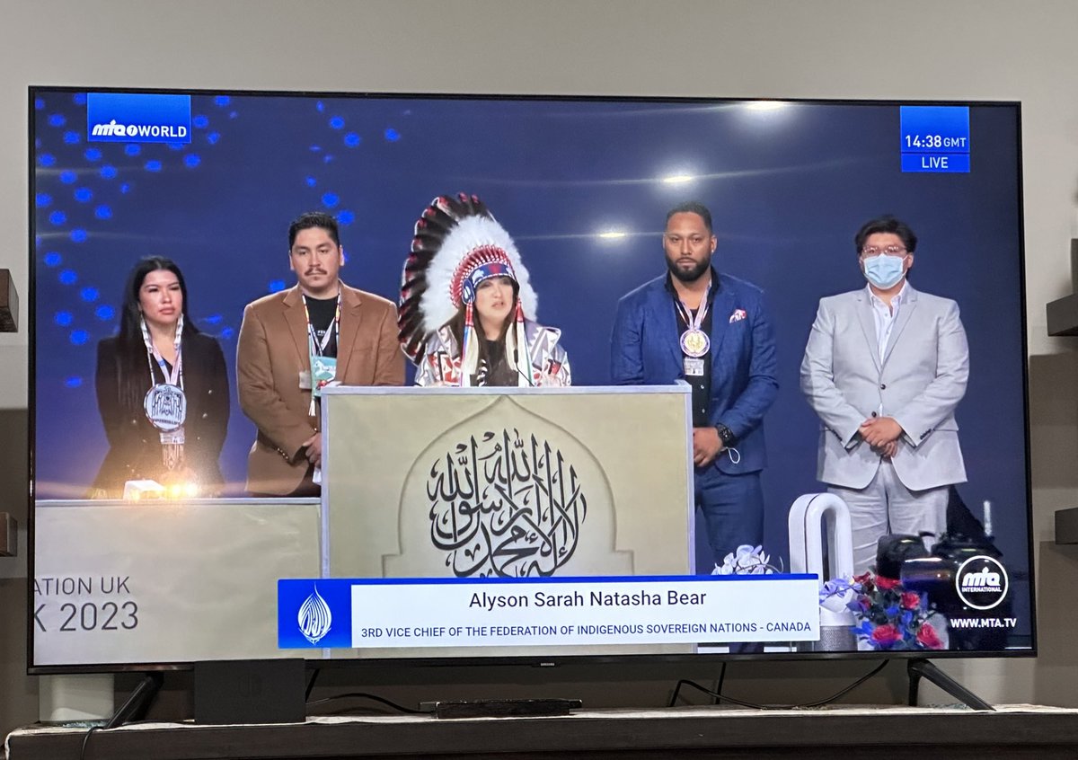 QasimRashid's tweet photo. Vice chair of the Indigenous nations of Canada Alyson Sarah Natasha Bear speaks at UK’s largest Muslim conference. She spoke of the genocide her people have suffered, &amp; her hope &amp; joy to partner with the 40,000+ in attendance for the cause of peace and justice.❤️

#JalsaUK https://t.co/Uk18NlPDtz