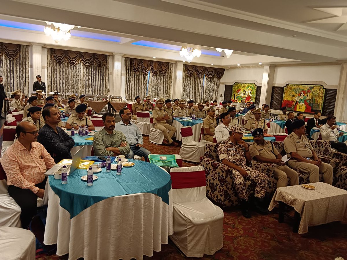 RPF_INDIA's tweet photo. #RailwayChildrenIndia organized the "Abhinandan Samaroh" in Patna and felicitated 35 railway employees including 29 #RPF personnel for their commendable efforts in rescuing victims of #childtrafficking from railway stations &amp; trains.
#OperationAAHT #EndTrafficking https://t.co/enaxK28Vxx
