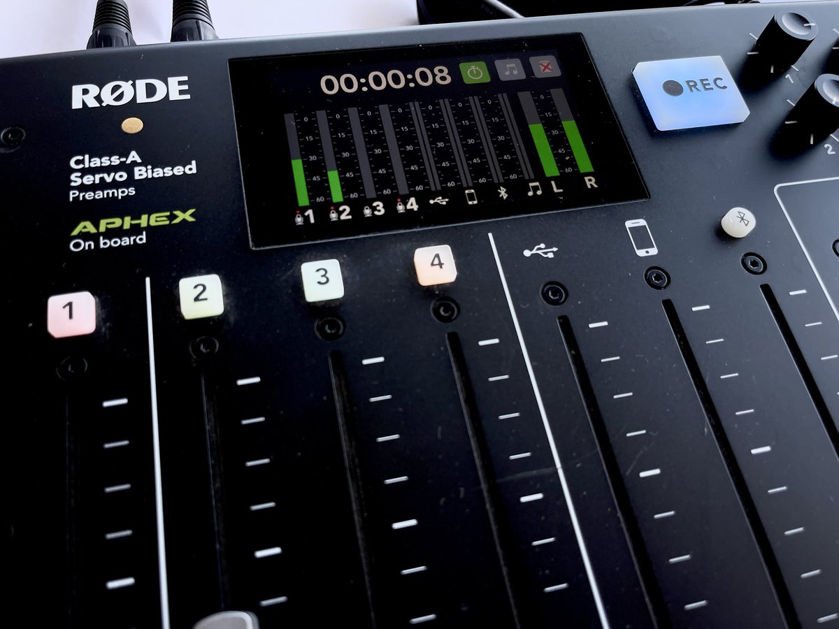 matthewbennett's tweet photo. Vendo algunos equipos por no usar ya si alguien los quiere adquirir (i). En buen estado todo. Rodecaster Pro estudio de grabación para podcasts:
 https://t.co/EeveSacnjJ https://t.co/ZELmcUAgNx