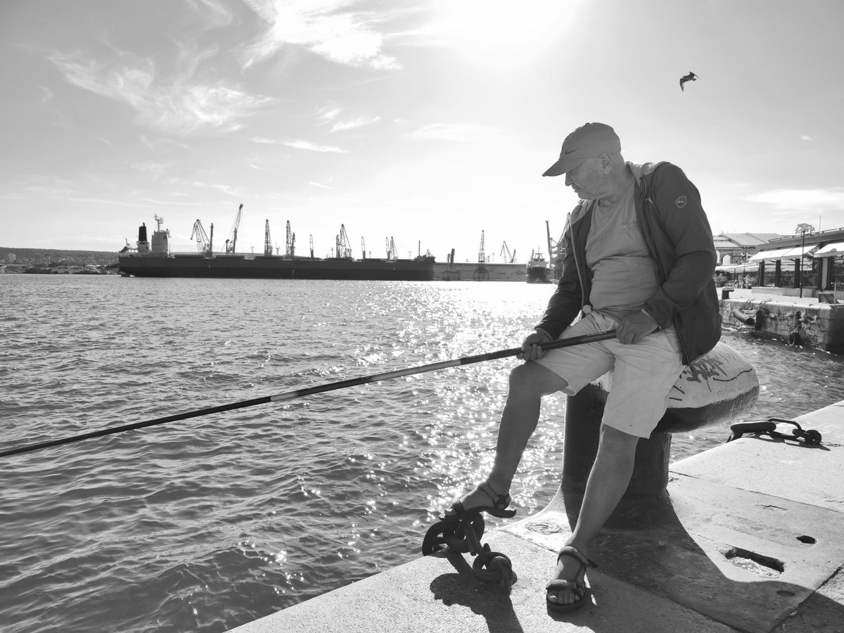hglr's tweet photo. fisherman #xiaomi #xiaomiimagery #Xiaomi12TPro #mobilephotography https://t.co/fXqSv5ROLv