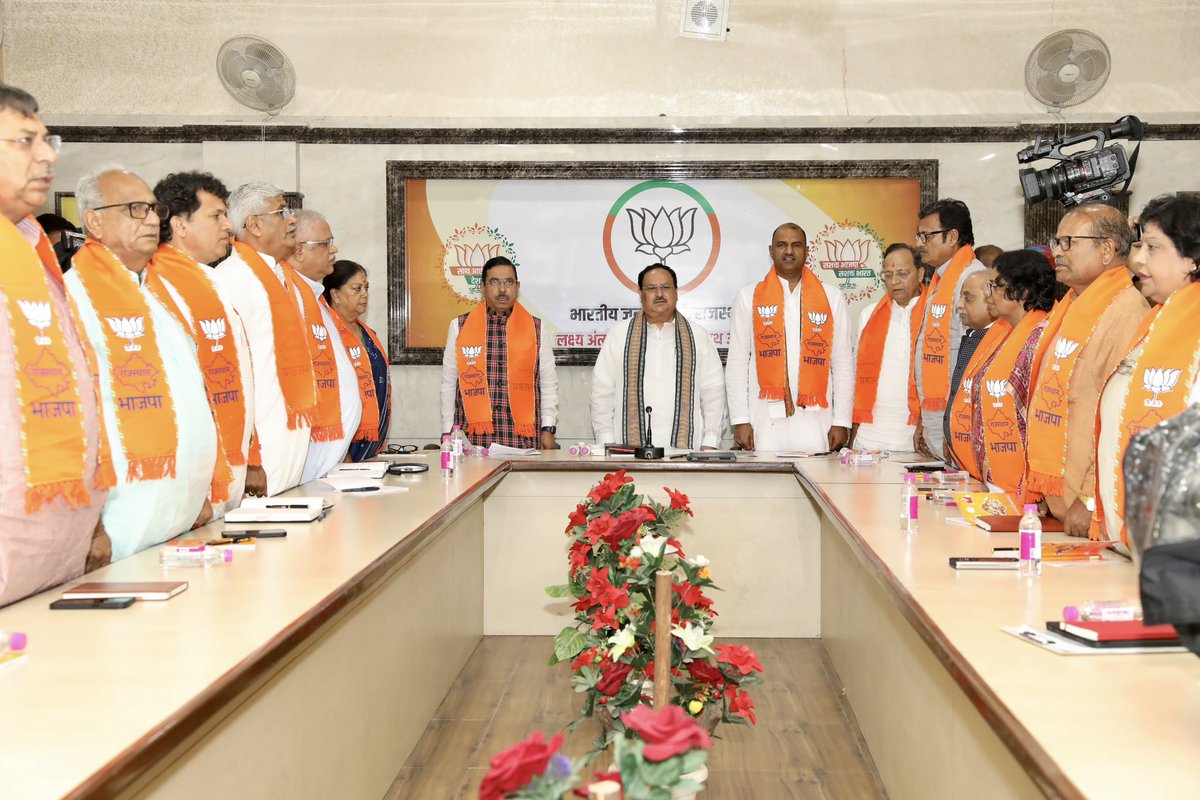 Vasundhara Raje (@vasundharabjp) on Twitter photo आज जयपुर स्थित भाजपा प्रदेश मुख्यालय पर आयोजित पार्टी की कोर कमेटी की बैठक में शामिल हुई। जहां राष्ट्रीय अध्यक्ष श्री <a href="/JPNadda/">Jagat Prakash Nadda</a> जी एवं राष्ट्रीय संगठन महामंत्री श्री <a href="/blsanthosh/">B L Santhosh</a> जी का मार्गदर्शन मिला तथा विभिन्न विषयों पर चर्चा हुई।
#BJP4Rajasthan #JaiJaiRajasthan आज जयपुर स्थित भाजपा प्रदेश मुख्यालय पर आयोजित पार्टी की कोर कमेटी की बैठक में शामिल हुई। जहां राष्ट्रीय अध्यक्ष श्री <a href="/JPNadda/">Jagat Prakash Nadda</a> जी एवं राष्ट्रीय संगठन महामंत्री श्री <a href="/blsanthosh/">B L Santhosh</a> जी का मार्गदर्शन मिला तथा विभिन्न विषयों पर चर्चा हुई।
#BJP4Rajasthan #JaiJaiRajasthan