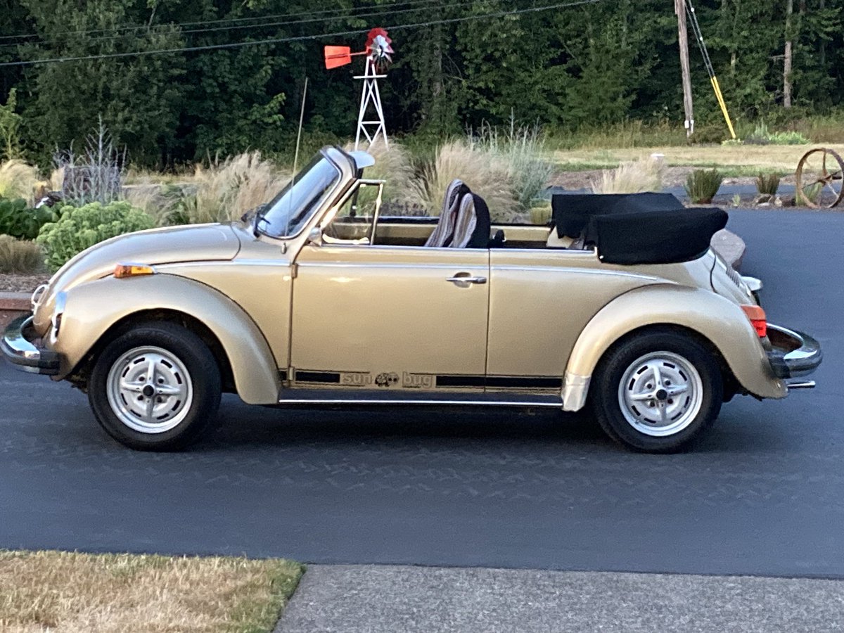 holochronicles's tweet photo. You can only keep oneโฆwhat would you pick? #Sunbug #vwbeetle #ragtop #bobafett #droids #moc https://t.co/Ne7gujMxzE