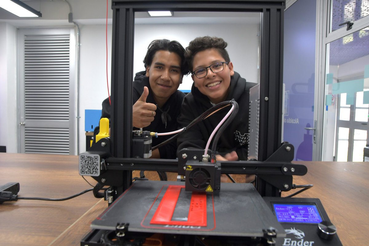 AlcaldiadeMed's tweet image. 🤖 👩🏽‍💻El Centro del #ValleDelSoftware de Castilla reunió a más de 40 talentos de todas las edades, con 40 horas de formación en habilidades de robótica, programación con Arduino, impresión 3D y electrónica para solución de un reto creando un prototipo de un dispositivo de control.