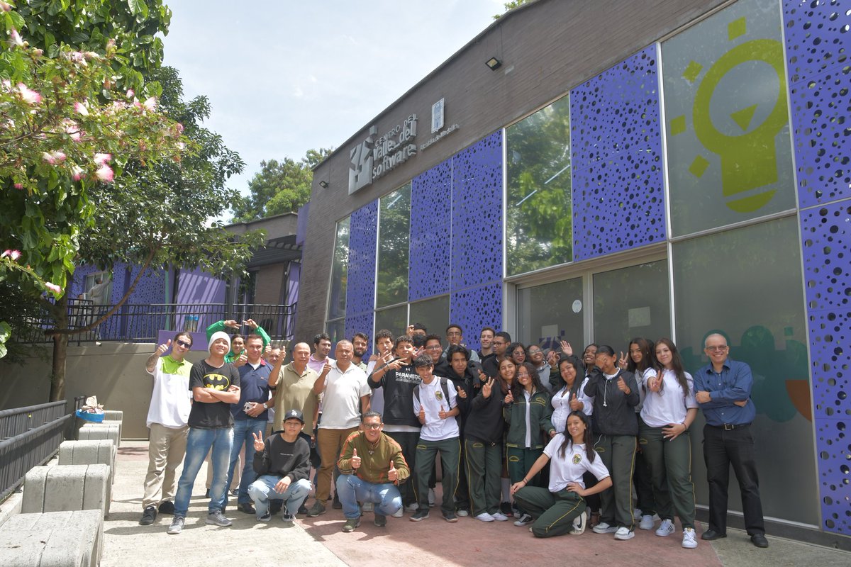 AlcaldiadeMed's tweet image. 🤖 👩🏽‍💻El Centro del #ValleDelSoftware de Castilla reunió a más de 40 talentos de todas las edades, con 40 horas de formación en habilidades de robótica, programación con Arduino, impresión 3D y electrónica para solución de un reto creando un prototipo de un dispositivo de control.