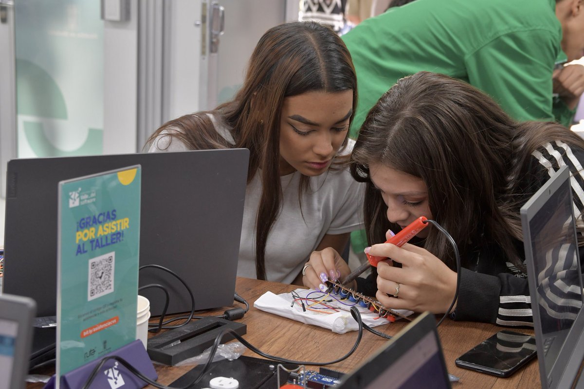 AlcaldiadeMed's tweet image. Desde los Centros del #ValleDelSoftware nos articulamos con @Ruta_N y @FundacionEPM para fortalecer las habilidades 4.0 de los ciudadanos de Medellín, seguir transformando los territorios y acercar oportunidades en tecnología, innovación y emprendimiento 🚀.