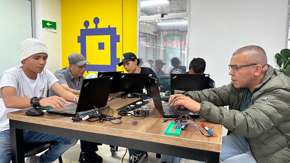 AlcaldiadeMed's tweet image. Desde los Centros del #ValleDelSoftware nos articulamos con @Ruta_N y @FundacionEPM para fortalecer las habilidades 4.0 de los ciudadanos de Medellín, seguir transformando los territorios y acercar oportunidades en tecnología, innovación y emprendimiento 🚀.