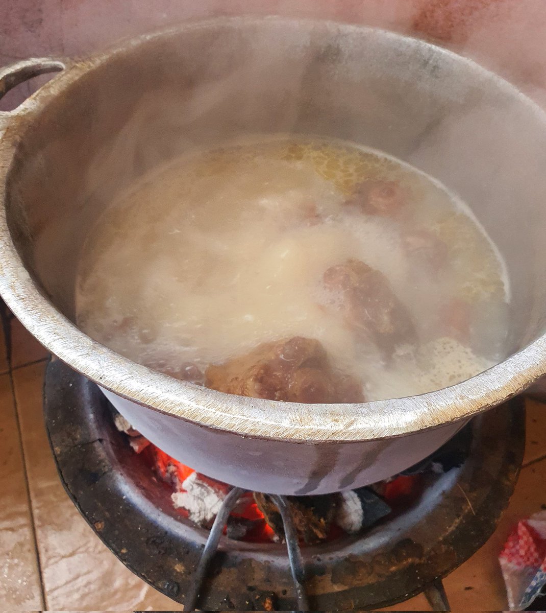 jacksotwister's tweet photo. #Oxtail #Soup loading 
#Omunyu for that tender and delicious flavour 😋 
#OnlyLegendsUnderstand 
#SoupLife https://t.co/GsMtb25jZO