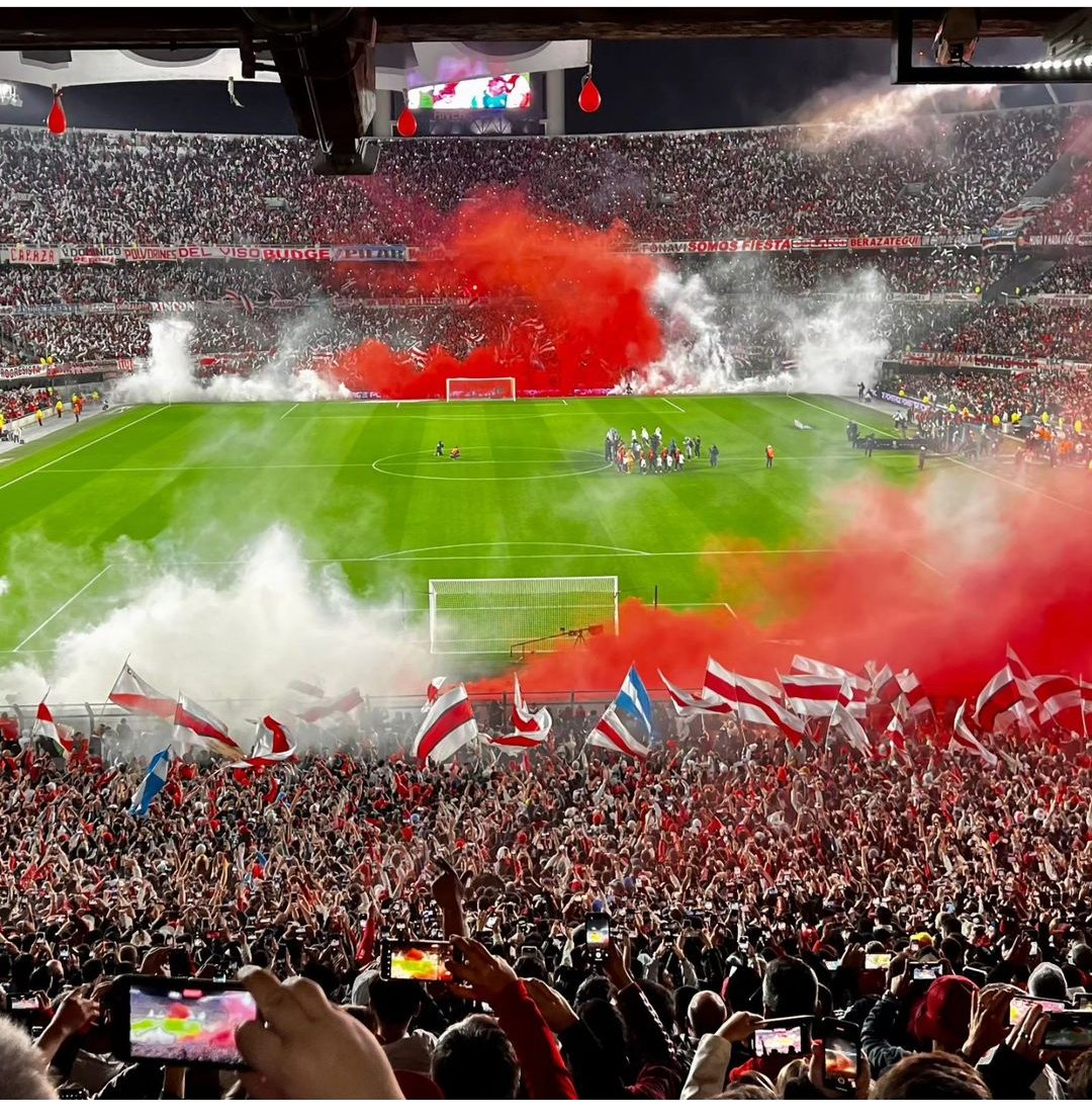 2002Farias's tweet photo. El mejor estadio del mundo 🤍❤️🤍 https://t.co/q9r3QFk3aQ