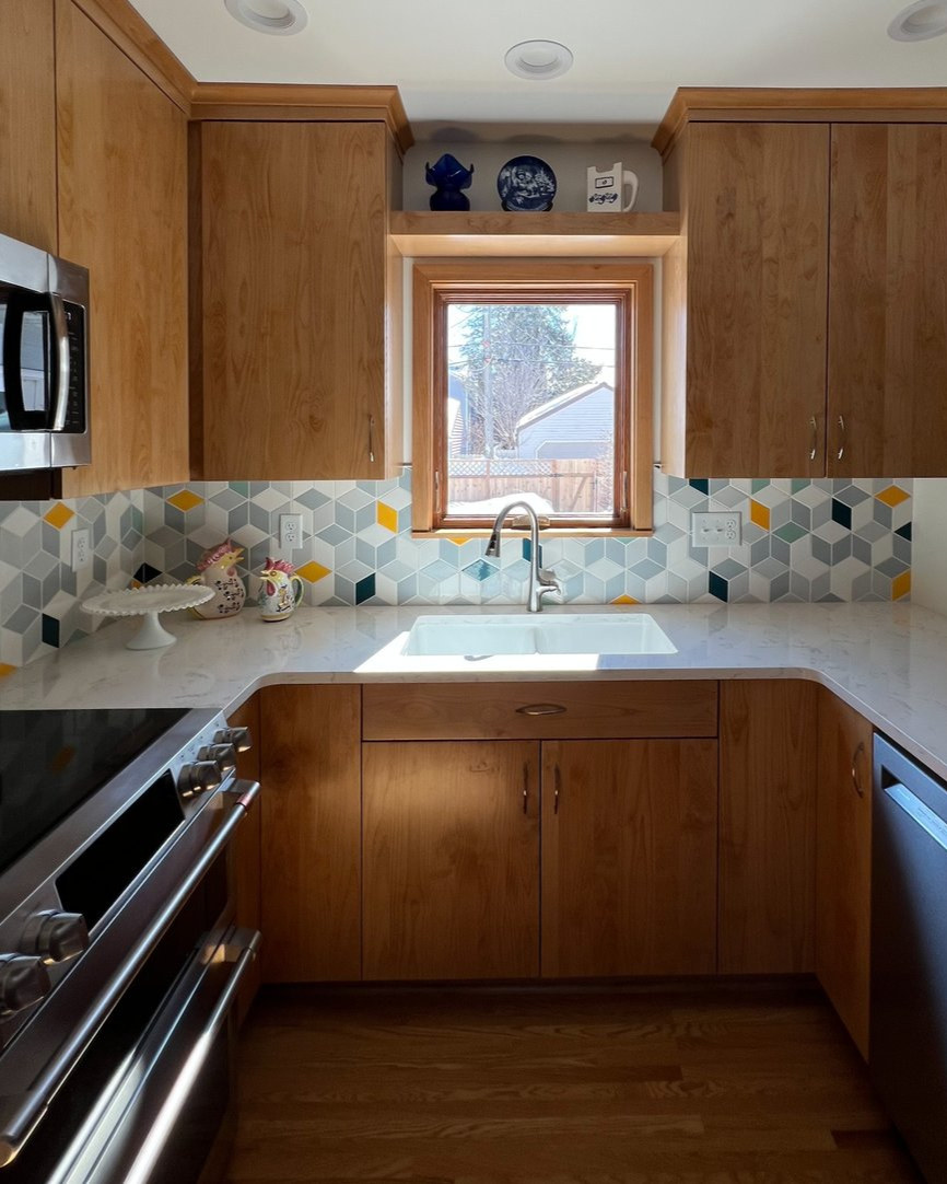 Discover the perfect pop of color with our Eichler blend! 💙🌟 Bright whites and grays dappled with vibrant blues and a sunny yellow make it the ideal addition to your modern home
#ModernHome #InteriorDesign #diamondtile #kitchenupgrade #tilegoals