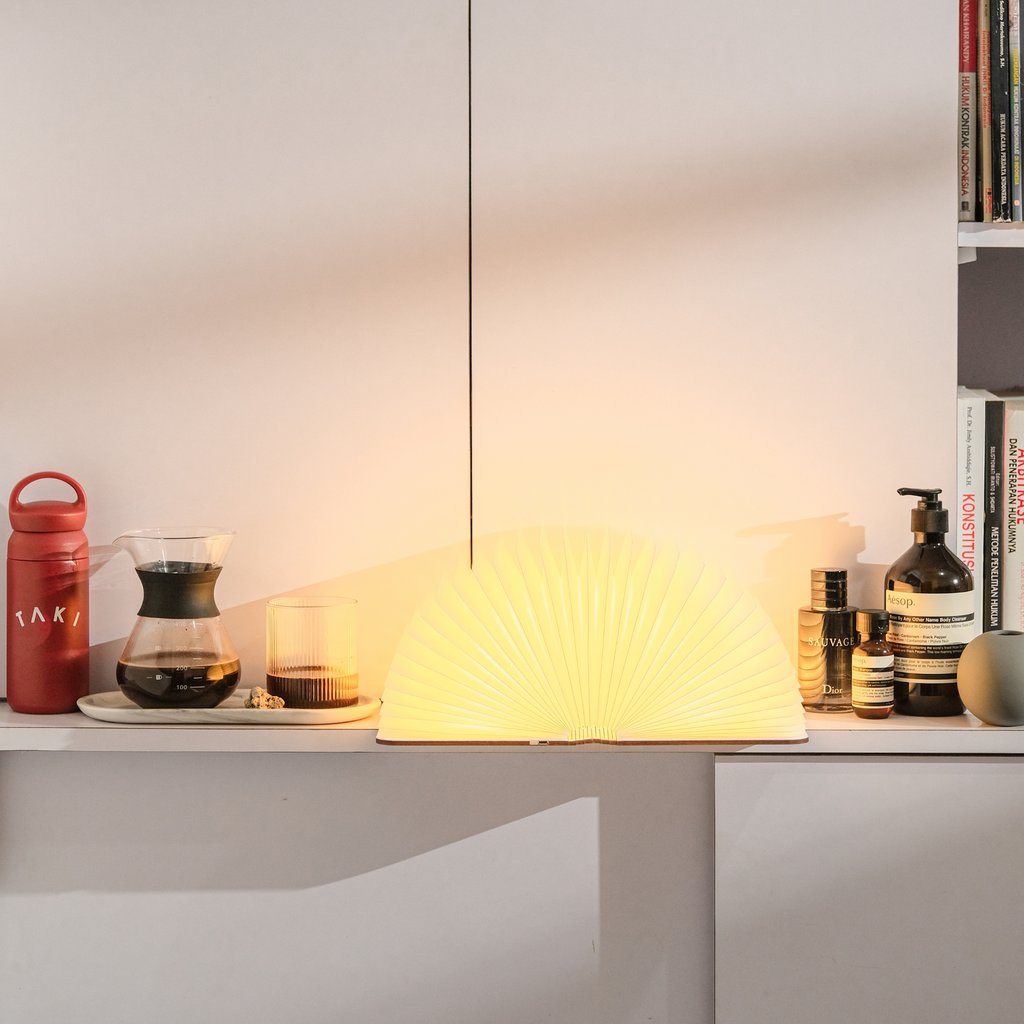 HelloLumio's tweet image. Experience the magic of Lito, the lamp that unfolds into a work of art. Shop at hellolumio.com.

#hellolumio #lito #booklamp