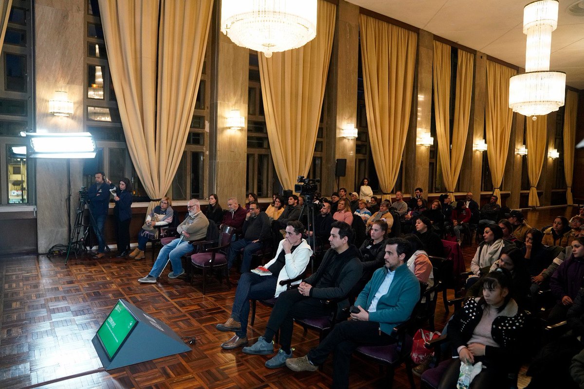 montevideoIM's tweet photo. #ProgramaConvive 🏡
En convenio con Fucvam tiene como objetivo la prevención de asentamientos, su expansión o densificación, mediante la construcción de viviendas 🏠
La Intendencia facilitará los terrenos, los materiales, mano de obra calificada y apoyo técnico 👷♂️ https://t.co/vzSXguQxkN