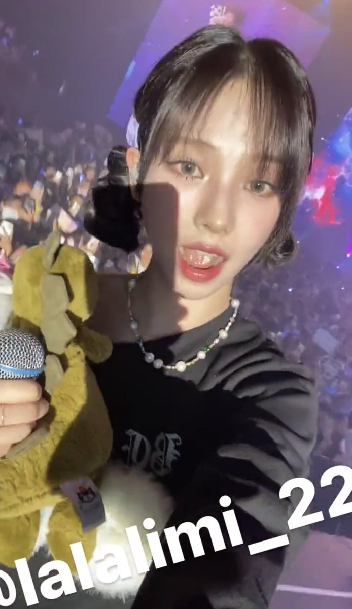 karinaspics's tweet photo. Karina taking a my’s phone 🥹 https://t.co/ekvaqwxDas