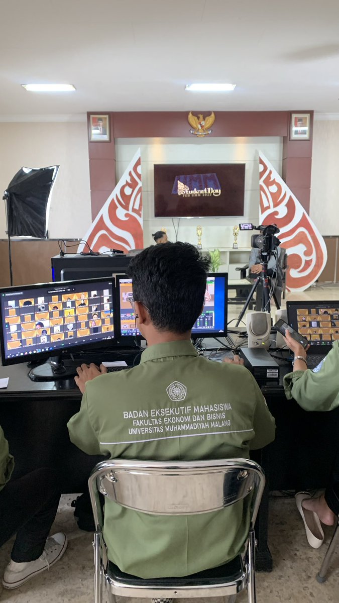 bemfeb_umm's tweet photo. [Sabtu, 1 April 2023]  

Student Day FEB 2023
Week 7 Recap✨

📍Online Zoom Meeting 

-Talkshow Kesejahteraan Mahasiswa-

Yukk throwback Student Day week 7
🤩

@UMMcampus

 #UMMCampus #StudentDay2023 #BEMFEBUMM #AbiprayaCakrawala https://t.co/FFKiwZZRcC