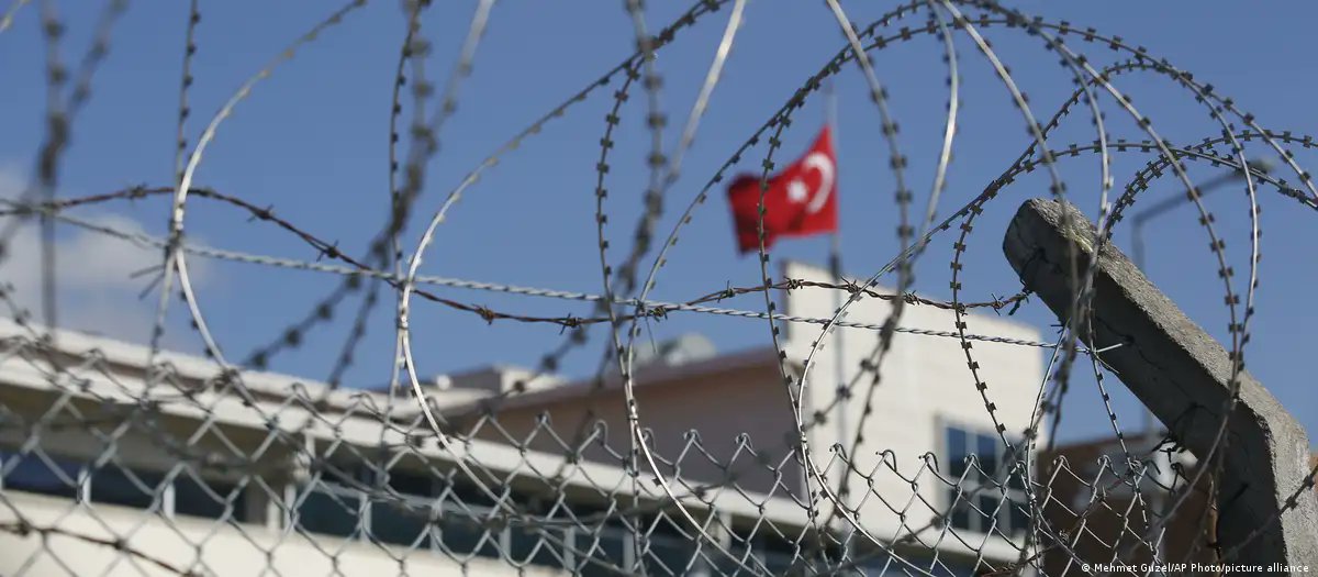yirmiucderece's tweet photo. 3 ay sonra aramızdalar!

15 Temmuz'da yürürlüğe giren yeni infaz düzenlemesiyle, kapalı cezaevinde olan ve 31 Temmuz itibarıyla açık cezaevine geçmesine üç yıl kalan bazı hükümlüler, açık cezaevine nakledilecek ve üç ay sonra tahliye edilecekler.

Bu hükümlüler arasında insan öldürme, yaralama, cinsel saldırı, çocukların cinsel istismarı, dolandırıcılık, hırsızlık, yağma, rüşvet ve uyuşturucu suçlarından hüküm giyenler başta olmak üzere onlarca suçtan mahkûm olanlar yer alıyor.

(DW -Alican Uludağ)
