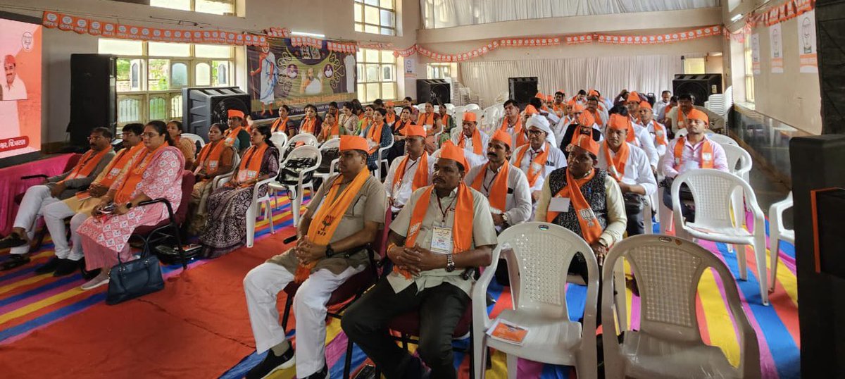 ratnakar273's tweet photo. आज पाटन जिले के शंखेश्वर तालुक़ा केन्द्र पर 
“श्री पार्श्व पद्मावती जैन देरासर” परिसर की
धर्मशाला में पाटन, कच्छ, मोर्वी और मेहसाणा इन 4 ज़िलो के ज़िला पंचायत सदस्यों का एक दिवसीय रात्रि निवासी अभ्यास वर्ग आज सायं से प्रारम्भ हुआ।
वर्ग के आज के प्रथम सत्र में उनके कार्य व्यवहार, सम्पर्क और संवाद विषय की चर्चा मेरे द्वारा की गई ।
प्रदेश महामन्त्री रजनीभाई पटेल, प्रदेश प्रशिक्षण प्रमुख के सी पटेल ,ज़िला प्रभारी पूर्व विधायक डा जगदीश पटेल भी इस सत्र मे उपस्थित रहे ।
जैन आचार्य श्री के आशीर्वाद और सानिध्य का सुखद अवसर प्राप्त हुआ ।