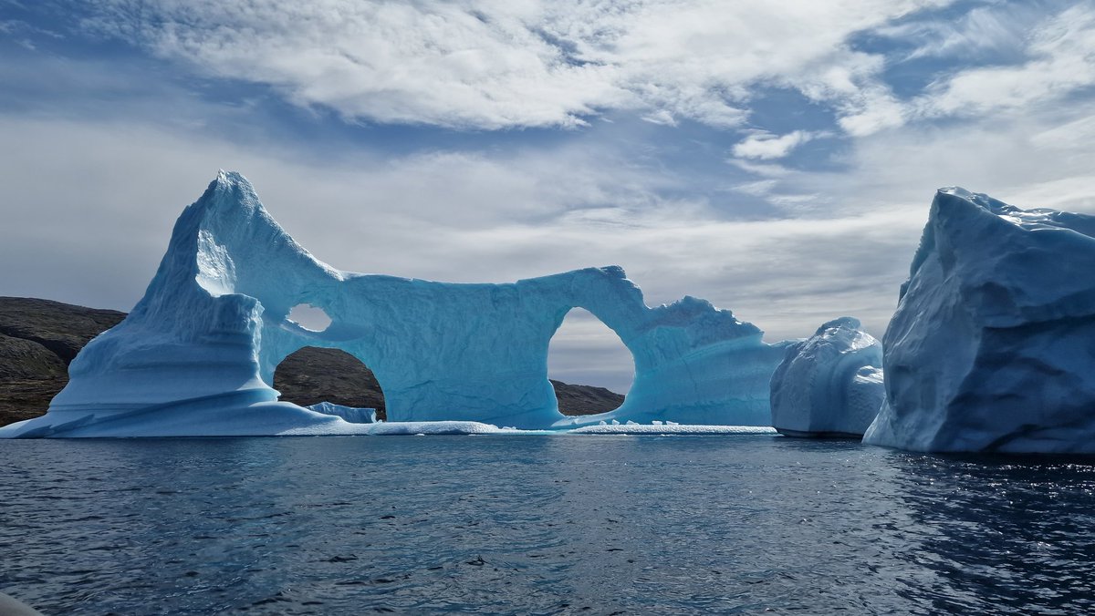 RamonLarramendi's tweet photo. Un privilegio contemplar la belleza sublime de un muy raro iceberg con 3 arcos en el sur de Groenlandia. https://t.co/EZ5hKZm1F8