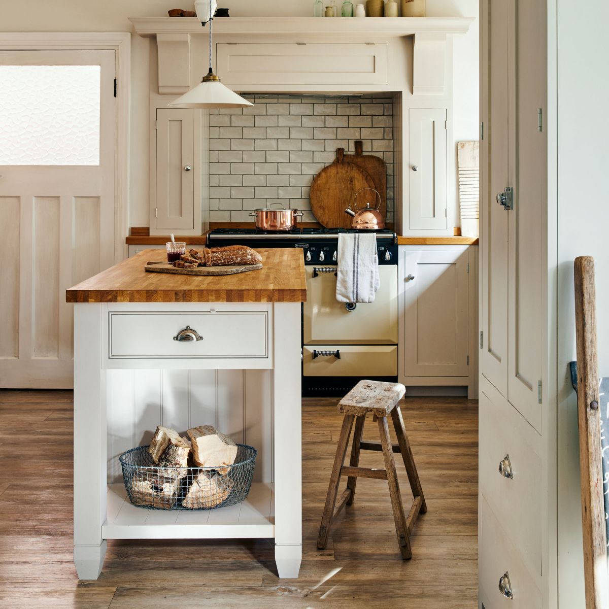 PeriodLivingMag's tweet photo. This rustic 1920s home makes a white colour palette feel warm and cosy https://t.co/Mg7WQ3x5og https://t.co/DIg5QmrfJJ