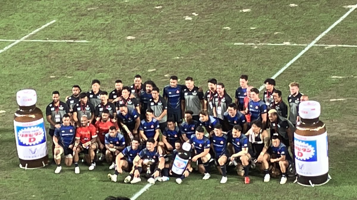 dokonimo73's tweet photo. 生まれて初めての、ラグビー生観戦。ルールもいまいち分かってない超ビギナーには贅沢すぎる、日本代表戦。生で見るラグビーの迫力にびっくりしちゃった。選手たちの大きな身体、ぶつかる音、声、どれもすごかった。#ラグビー日本代表 #花園ラグビー場 #トンガ代表 #ラグビー https://t.co/K3Pw4TMdYa