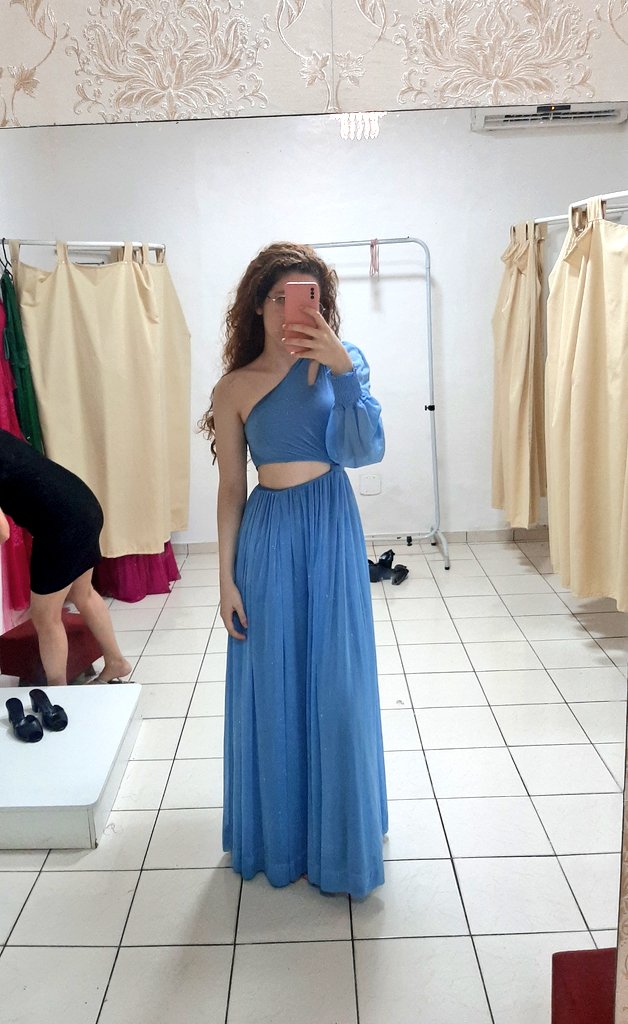 BrunaLouLima's tweet photo. Queria viver em um livro de fantasia que todo mundo só usasse vestidão 🥲💙

(to experimentando vestidos pros lances da minha formatura) https://t.co/A8XBbYbD7A
