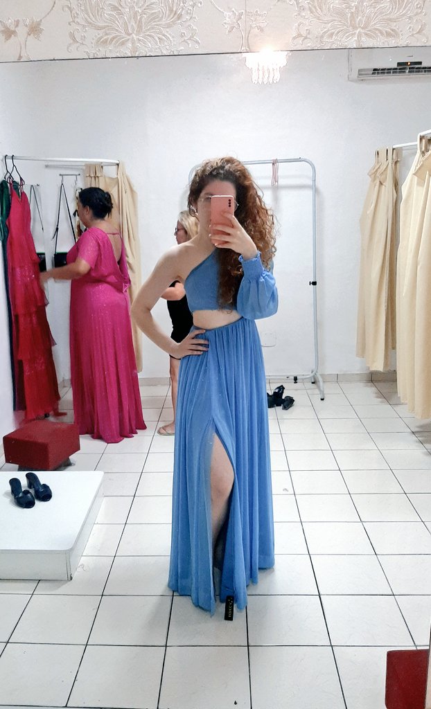 BrunaLouLima's tweet photo. Queria viver em um livro de fantasia que todo mundo só usasse vestidão 🥲💙

(to experimentando vestidos pros lances da minha formatura) https://t.co/A8XBbYbD7A