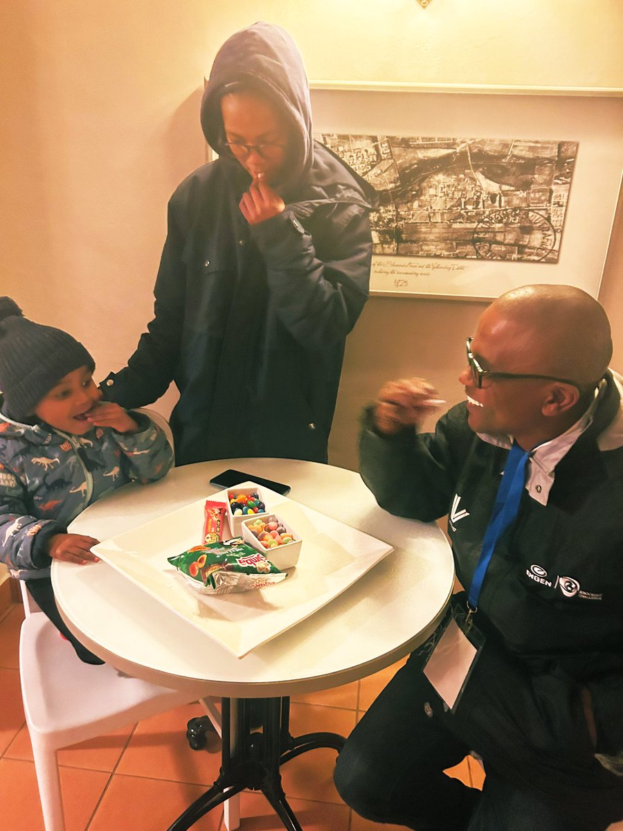 umjaka's tweet photo. I spend a lot of time away from family because of my job. Every now & then the fam gets to join me on the adventures of my job 🎤 The kids really love the welcome treats in our home away from home @ProteaHotels ❤️ The joys of being a @MarriottBonvoy member 🤙🏾 #staycay https://t.co/UHFeTq44QR