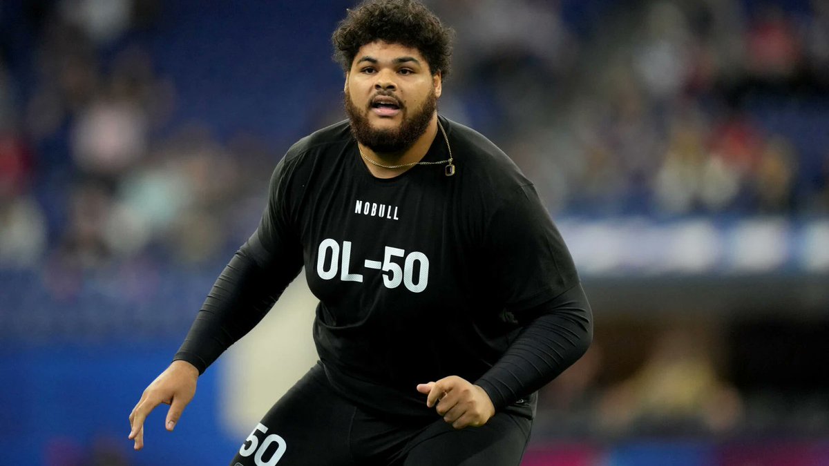 NFL_DovKleiman's tweet image. Update: #Bears 1st round pick OT Darnell Wright, who weights 330 pounds, accidentally trained for the wide receiver version of the Bears conditioning test which is "Longer and faster", via @AdamHoge 😄

#Bears GM Ryan Poles said  that the number 10 overall draft pick "Busted his…