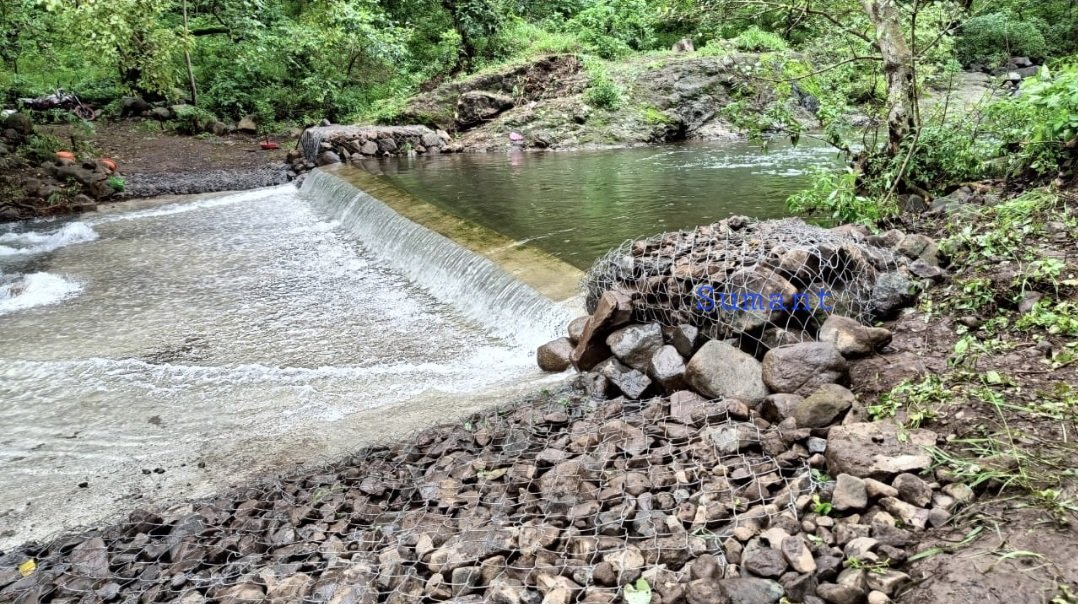 jayotibanerjee's tweet photo. Melghat is famed for Monsoons;
the water flows in tumultuous streams,looks great but risks a lot of erosion &amp; landslips
DCF Sumant is tackling this by
Use of:
Cross Bunds to facilitate runoff to prevent erosion
Gabions to stabilize the banks &amp;prevent erosion
#MelghatTigerReserve https://t.co/du5dKTvXoy