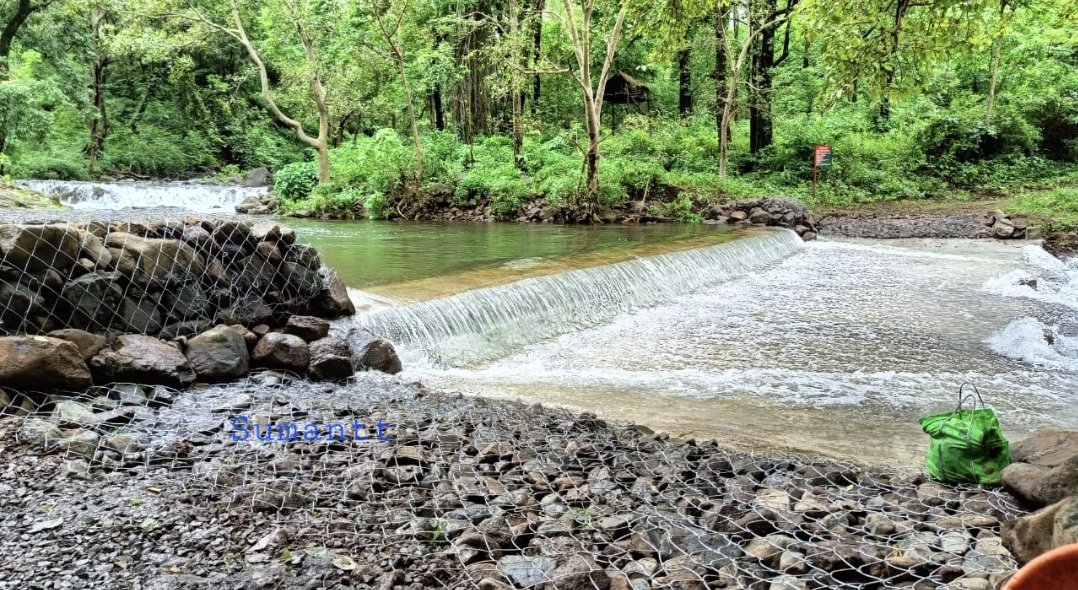 jayotibanerjee's tweet photo. Melghat is famed for Monsoons;
the water flows in tumultuous streams,looks great but risks a lot of erosion &amp; landslips
DCF Sumant is tackling this by
Use of:
Cross Bunds to facilitate runoff to prevent erosion
Gabions to stabilize the banks &amp;prevent erosion
#MelghatTigerReserve https://t.co/du5dKTvXoy