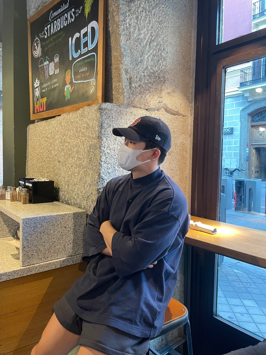official__wonho's tweet photo. 달달한 추러스 뒤엔 아아메

#원호 #WONHO https://t.co/jTsEL0iq1V