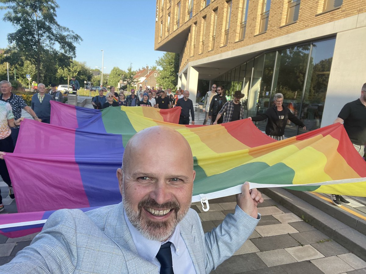 Afgelopen woensdag meegelopen met de #regenboogwalk van #Leusden waarbij ik een van de dragers van de vlag mocht zijn. Oa met <a href="/AnnetBelt/">Annet Belt</a> 
Belangrijk om als gemeente te laten zien, dat je er voor iedereen bent.