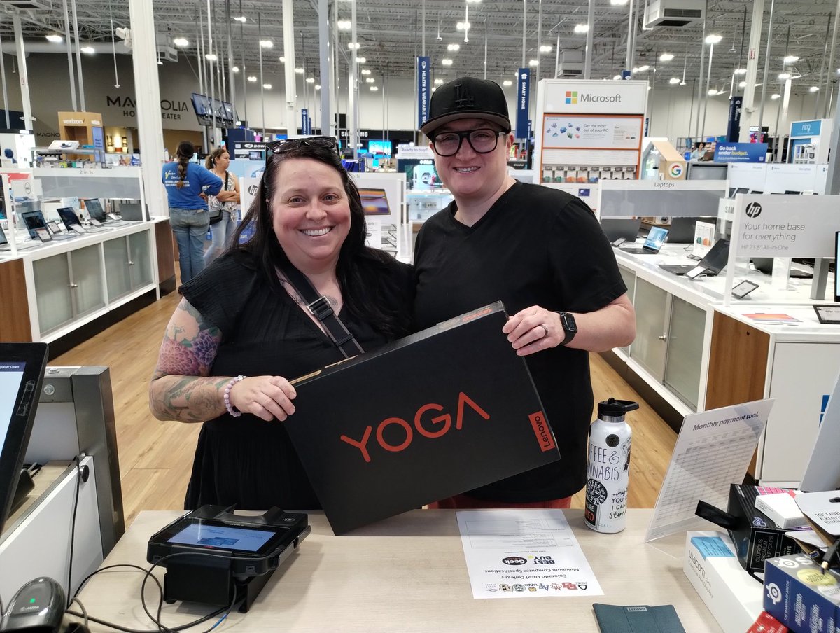 RyanHixson6's tweet photo. This happy couple is going home with a brand new #Lenovo Yoga 6! #WeAreLenovo #PremiumSTARSv https://t.co/4fWzgH4xF4