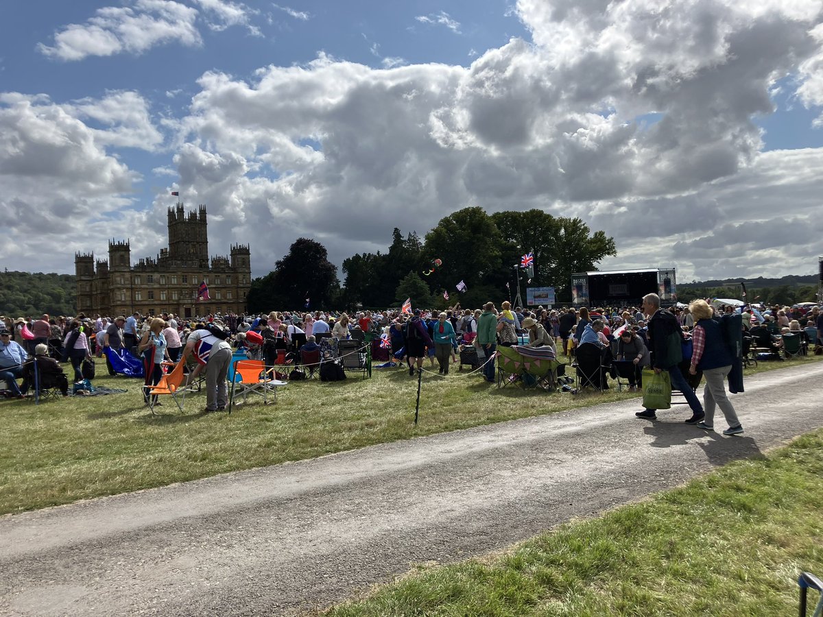 pompey4ever007's tweet photo. Beers for #Battleproms @PMBrewCo @Tommo33s @HighclereCastle https://t.co/YAjx8QBRrp