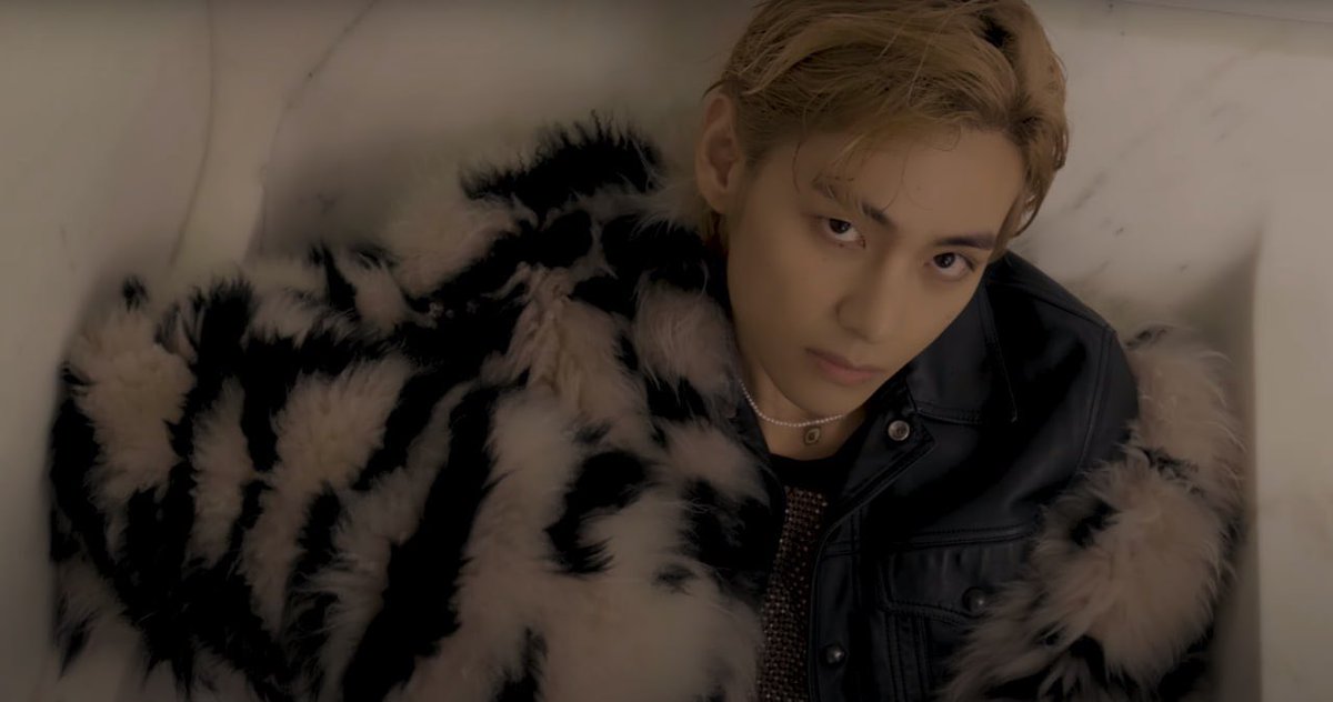 WORLDMUSICAWARD's tweet photo. #Taehyung looks beyond gorgeous in latest Fashion Film and photo shoot for #EsquireKorea....
👏🎬📸✨🔥🌟👑💜
#TaehyungxEsquire  
V FASHION FILM 
TAEHYUNG FOR ESQUIRE KOREA https://t.co/QVN8aGbMAj