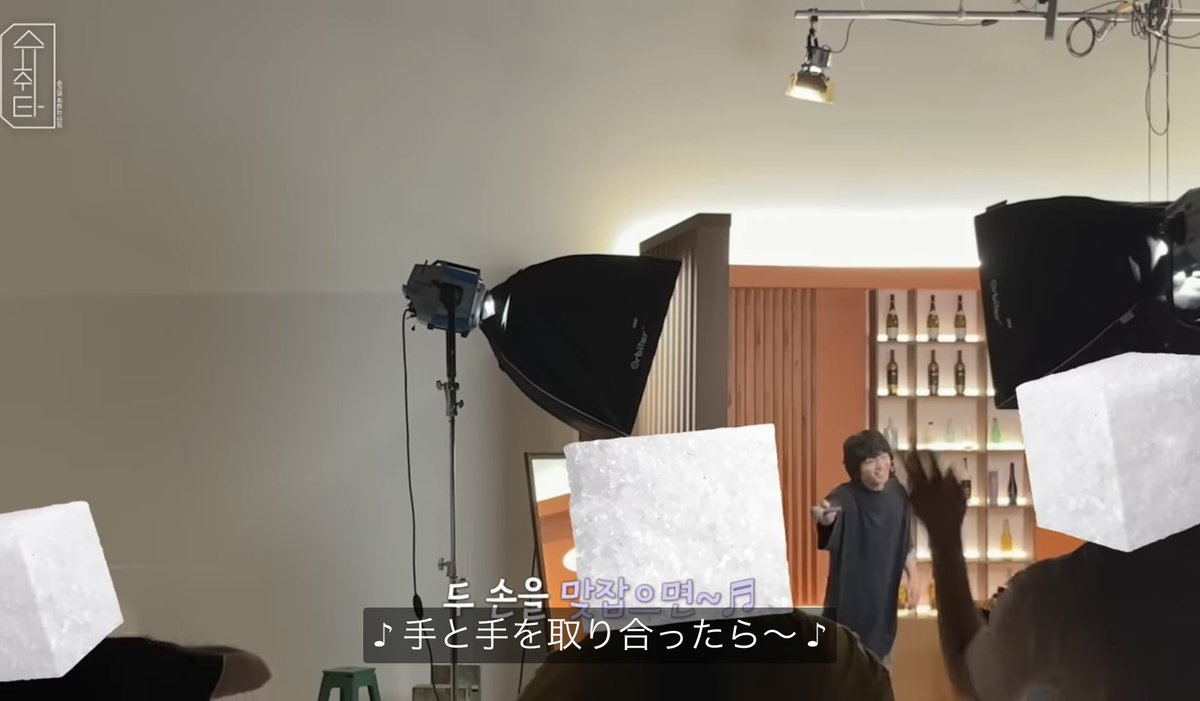 Jrjvjsj7's tweet photo. なにこの贅沢なお遊び😍
プロがプロの実力で、全力で遊んでるの、
かっこよ💜🫰
グクがWラみたいに自由でいられるのも、
ユンギヒョンのおかげだね🥰 https://t.co/fozkCPMg2M