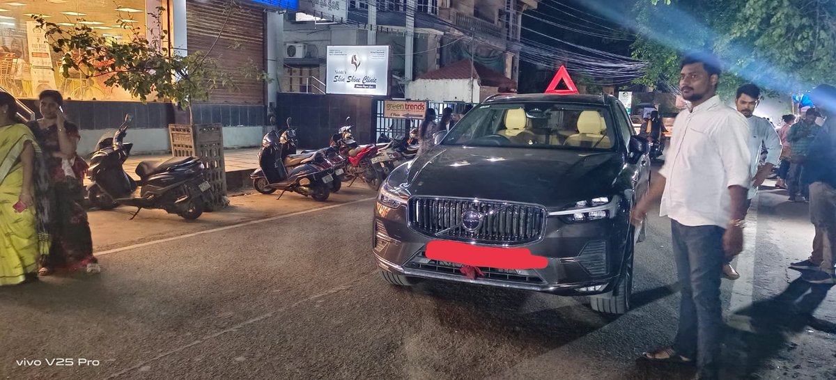 990Mahesh's tweet photo. This is a #ridiculous and #unacceptable breakdown in the middle of the road,last time the same happened. KRISHNA exclusive Hyderabad frm where v purchased also cheated us that they have put ceramic which they didn't, I strongly recommend not to purchase @volvocarsin  @volvocars https://t.co/l1yGP3uRix