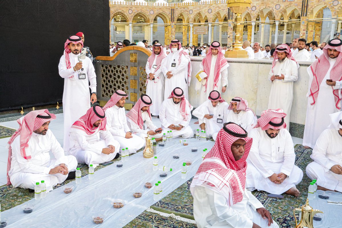 معالي الشيخ أ.د #عبدالرحمن_السديس و بعض القيادات بالرئاسة أثناء تناولهم وجبة الإفطار بحِجر إسماعيل باليوم العاشر من شهر مُحرم #بالمسجد_الحرام