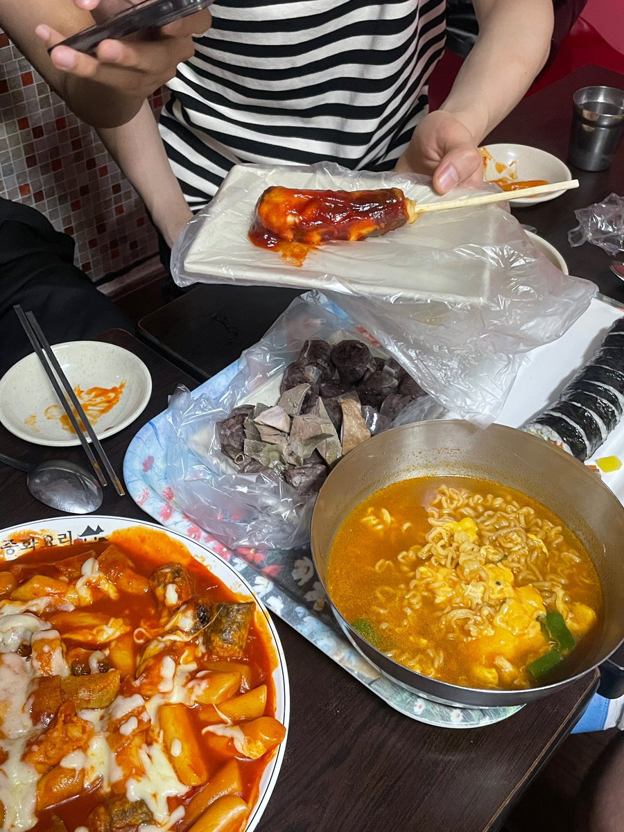 translatingTXT's tweet photo. [230730] #YEONJUN Weverse 

“bringing back memories with my friends for the first time in a long time hahaha
and thank you so much to the snack place owners 🥲
you probably won’t see this post but please stay healthy for a long long time ❤️”  

@TXT_members @TXT_bighit https://t.co/UJFopD6CSf
