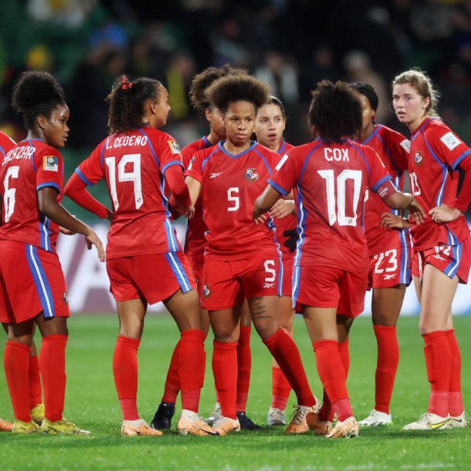 Cuando nuestras chicas estén en igualdad de condiciones que el resto, me molestaré por resultados como los de este mundial. Cuando tengamos una liga digna, con buenos salarios, nutricionista, estadios dignos, llenos de aficionados, etc. Mientras tanto, toca admirar su esfuerzo ❤️