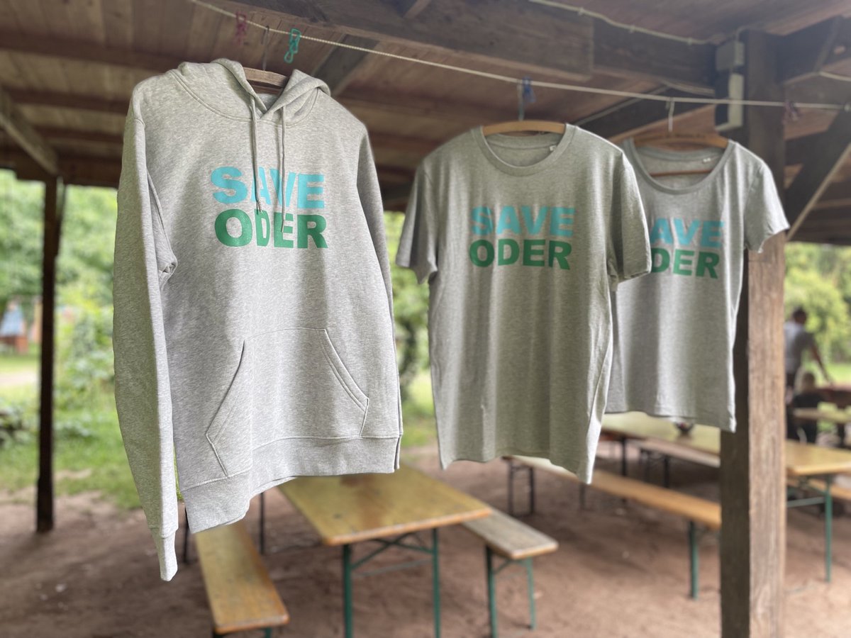 Ihr wollt den Schutz der #Oder/#Odra unterstützen?
Mit einer entsprechenden Spende könnte ihr das vor Ort beim Naturerlebnishof #Uferloos in #Kienitz machen. Je nach Umfang bekommt ihr dazu #SaveOder-Hoodies/-T-Shirts als kostenloses Geschenk. /1
👕 uferloos.de