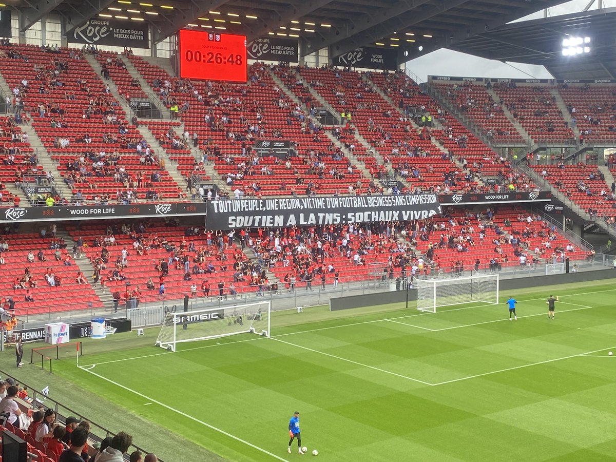 Un message de soutien au FC Sochaux en tribune Mordelles avant le coup d’envoi de ce Rennes-West Ham
#SRFC #SochauxVivra