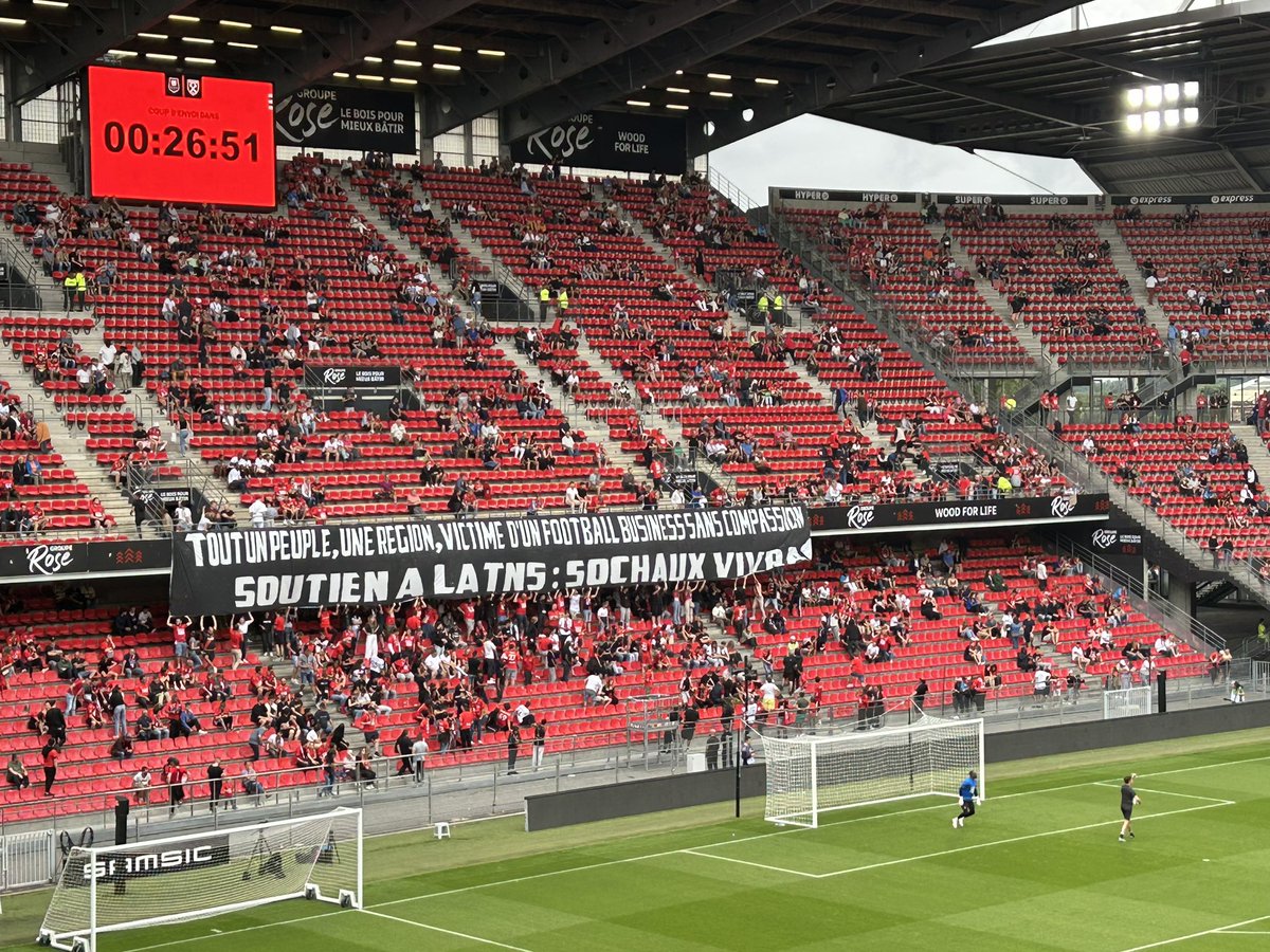 Clem_Gavv's tweet photo. « Tout un peuple, une région, victime d’un football business sans compassion. Soutien à la TNS : Sochaux vivra ! » 

Message de soutien aux Sochaliens au Roazhon Park avant Rennes-West Ham. #SRFC https://t.co/Cd9l63RVqf