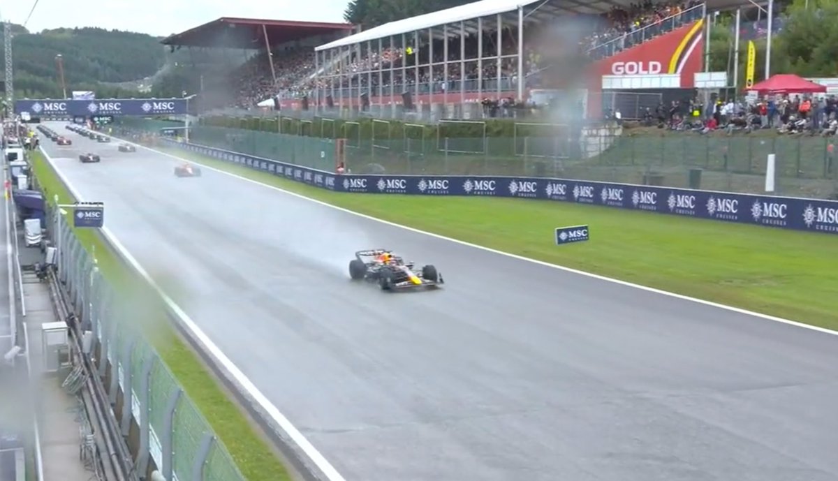 autosport's tweet photo. The formation lap is underway behind the safety car, all cars sporting wet Pirelli rubber ☔️

#F1 #BelgianGP https://t.co/EcWcXcPVyQ