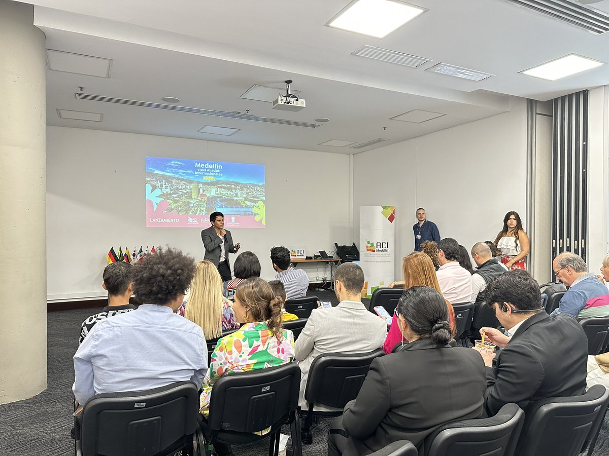acimedellin's tweet photo. 📢🌐 ¡Damos la bienvenida a todas las delegaciones que nos acompañan en el evento de lanzamiento Medellín y sus Aliados Internacionales! 🇩🇪🇨🇭🇵🇦🇧🇷🇰🇷🇲🇽 🇨🇴 Un espacio para mostrar el desarrollo y potencial de nuestra querida ciudad. @AlcaldiadeMed https://t.co/UU52YHeD2G