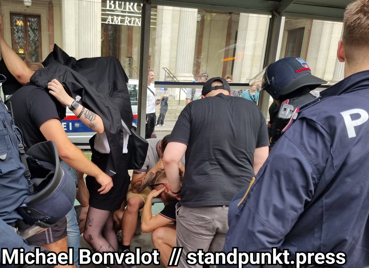 MichaelBonvalot's tweet photo. Rund zehn Rechte sind jetzt am Ring von der Polizei festgesetzt worden.
#w2907 https://t.co/xM7ltePSDX