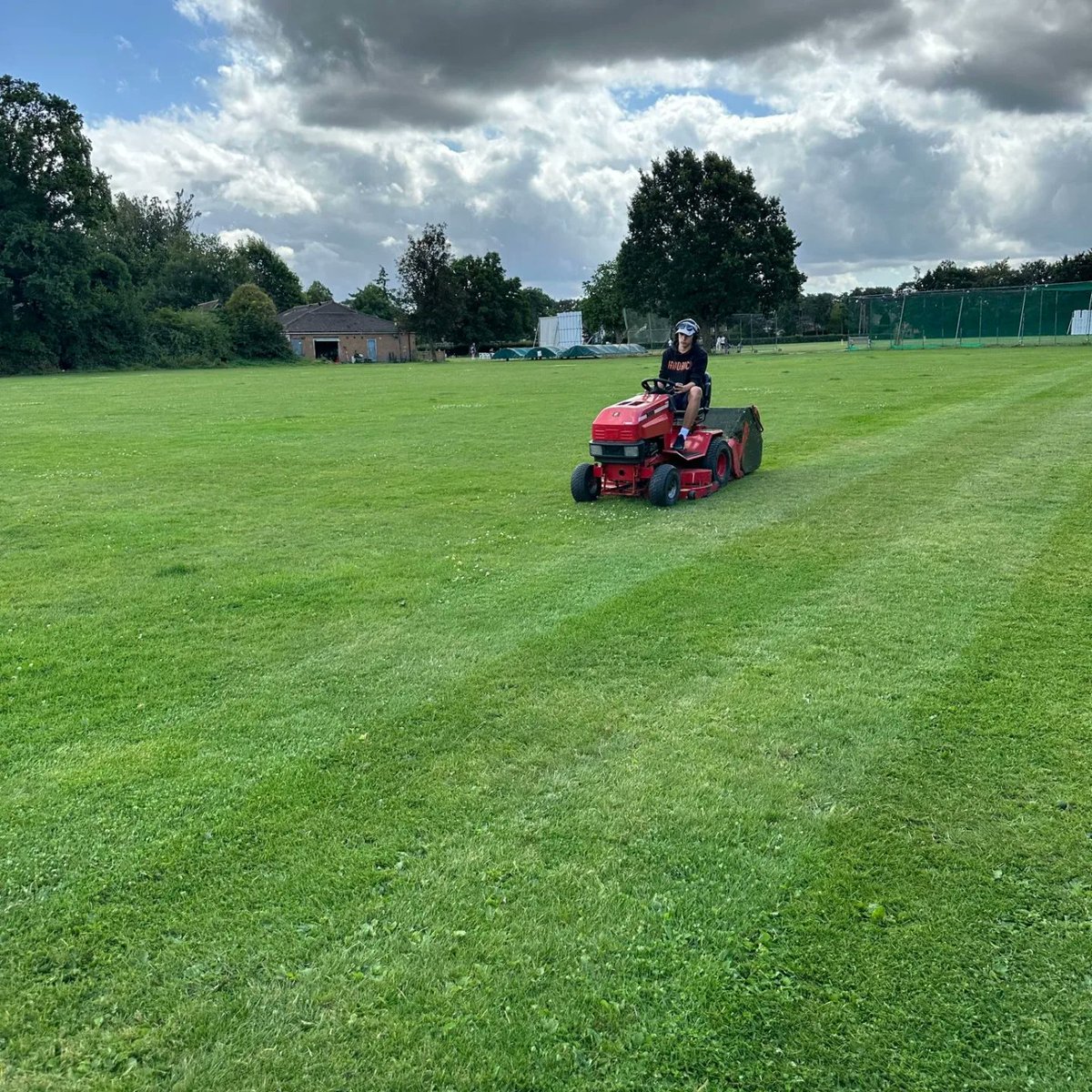 Is this even Ifield Green? I'm not sure... 😆
What an amazing job our groundsman JB has done with help from his dad @nburling1974. I have genuinely never seen it looking so brilliant. Can't wait to get the studs in to that 😄