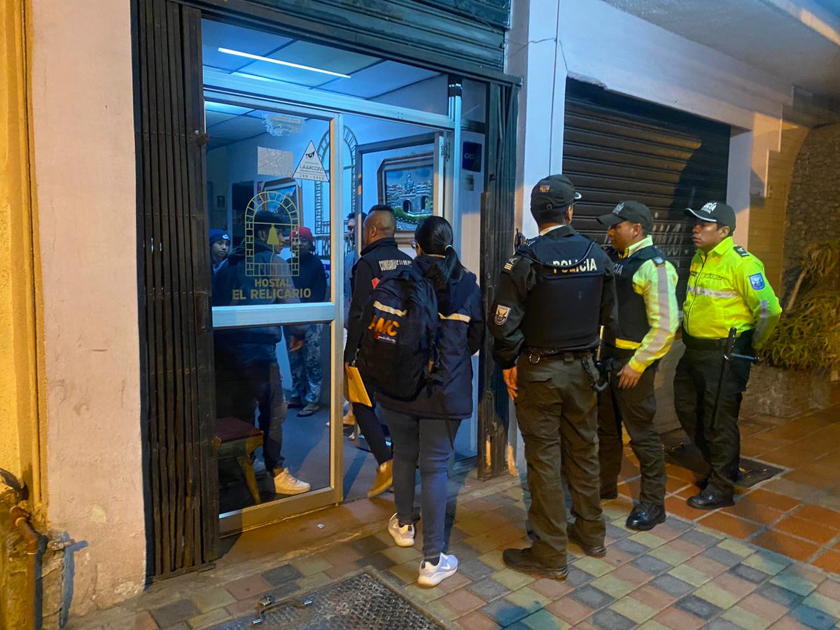 EPMQuitoTurismo's tweet photo. 🌆 #OperativosNocturnos | Junto a @PoliciaEcuador, @MinInteriorEc, @amcquito, @SeguridadeQuito, @amcquito y @agentesdequito, realizamos un operativo interinstitucional para vigilar y controlar el correcto funcionamiento de los establecimientos turísticos en La Mariscal. https://t.co/IDBK7ccwl2