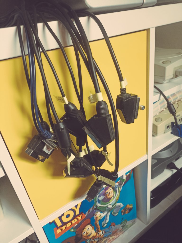 DreamcastMe's tweet image. On bouge tout 🫣 #scart On enlève 2 écrans, plus que 3 😅 #CRT