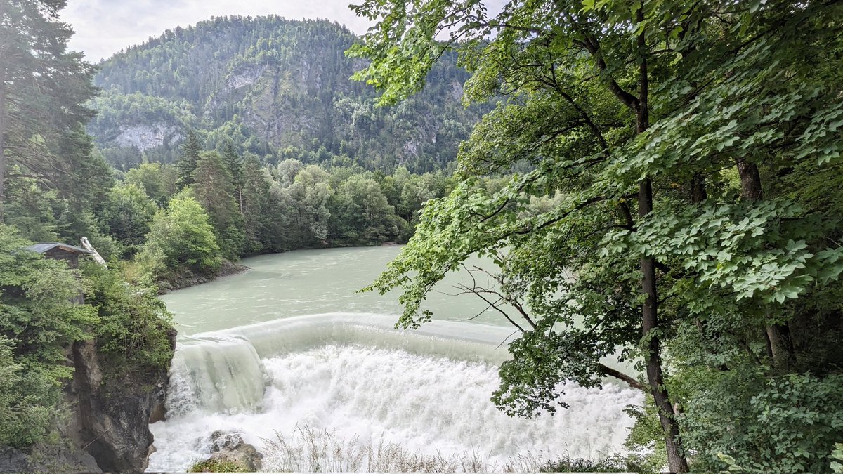 Sabine_MD's tweet photo. Etappe 2 #Lechradweg von Reutte in Tirol nach Lechbruck am See hatte viel zu bieten, den #Lechfall Füssen, die sehenswerte Innenstadt und den #Forggensee. Drohende Gewitter ließen uns auf dem Campingplatz Via Claudia in Lechbruck enden und ein trockenes Plätzchen finden. https://t.co/cGbFwWIm6M
