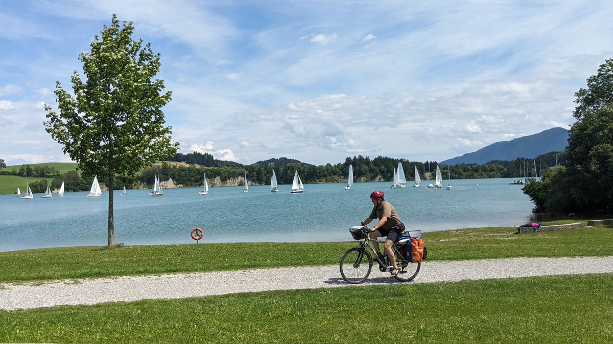 Sabine_MD's tweet photo. Etappe 2 #Lechradweg von Reutte in Tirol nach Lechbruck am See hatte viel zu bieten, den #Lechfall Füssen, die sehenswerte Innenstadt und den #Forggensee. Drohende Gewitter ließen uns auf dem Campingplatz Via Claudia in Lechbruck enden und ein trockenes Plätzchen finden. https://t.co/cGbFwWIm6M