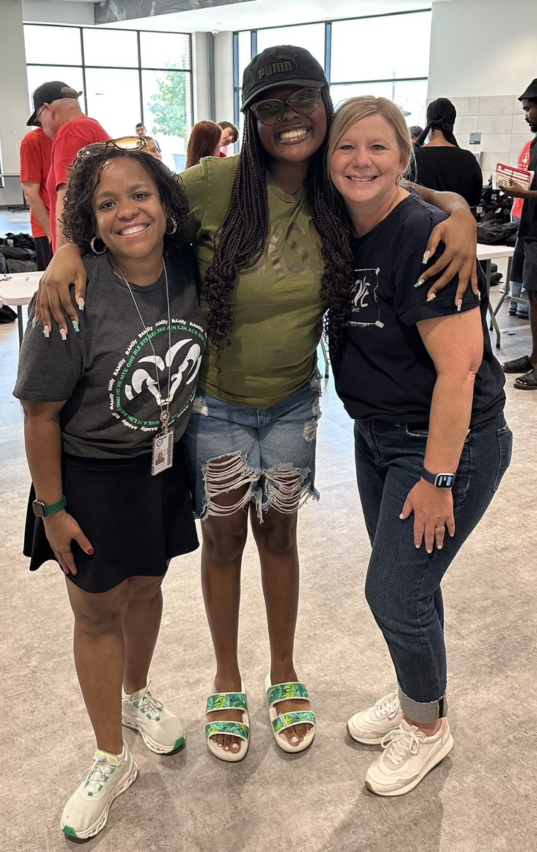 Welcoming our <a href="/RichardsonISD/">Richardson ISD</a> families to the annual Backpack Bash with this amazing <a href="/bhsstem/">Berkner High School STEM Academy</a> senior and THE <a href="/IamBranum/">Tabitha Branum</a> #RISDBelieves #RISDWeAreOne @OneRAMily